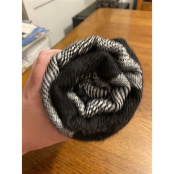 Womens "Just Be" Brand Blanket Scarf Black And White NEW NWT Soft & Cozy - Picture 3 of 6